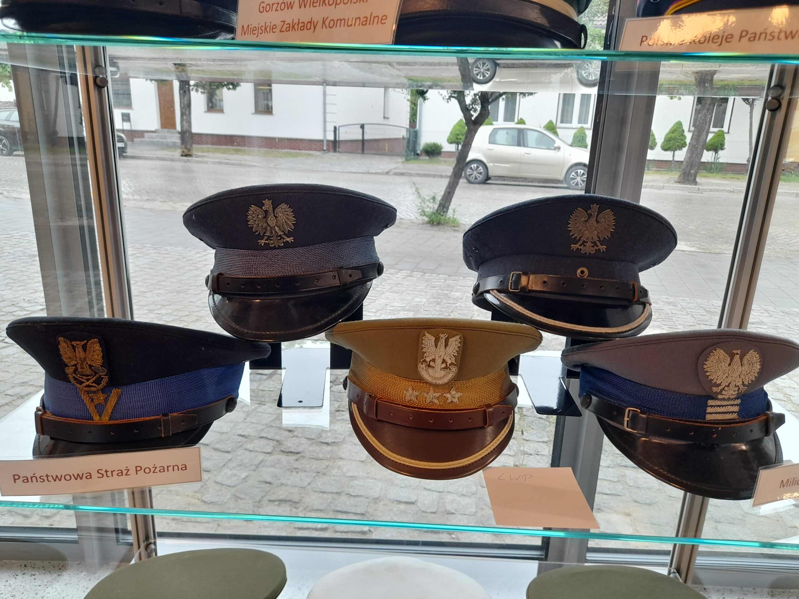 Czapki mundurowe – wystawa zbiorów Romana Maruchy